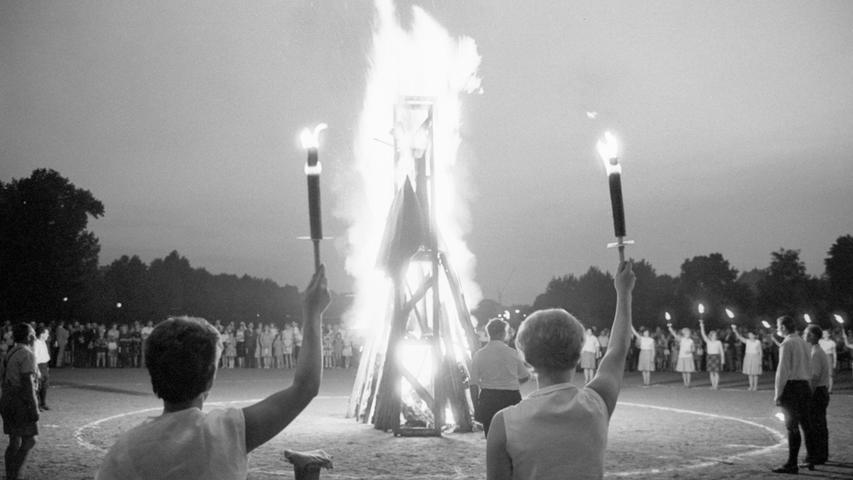 Wie olympische Fackeln heben die Naturfreunde ihre Feuer gen Himmel. Hier geht es zum Artikel vom 24. Juni 1967: Ein zweifaches Fest