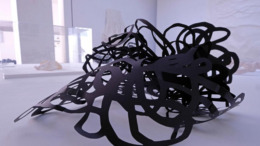 Die Künstlerin Monika Grzymala stellt im Museum Lothar Fischer aus. Aus 3800 Metern schwarzem Klebeband hat sie ihre „Tangente“ geschaffen.