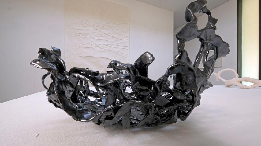 Die Künstlerin Monika Grzymala stellt im Museum Lothar Fischer aus. Aus 3800 Metern schwarzem Klebeband hat sie ihre „Tangente“ geschaffen.