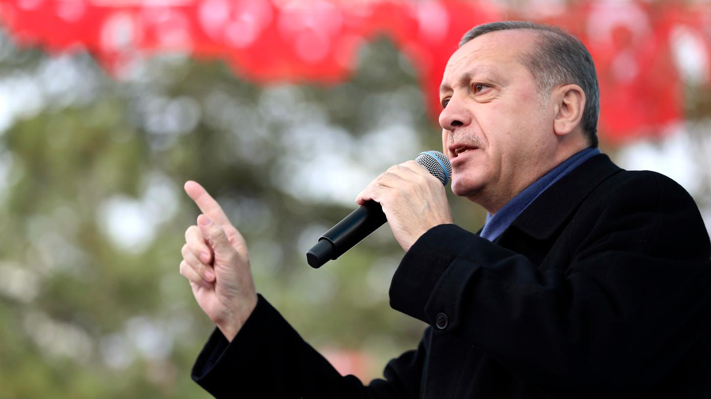 Kritiker werfen Recep Tayyip Erdogan immer wieder vor, die Türkei zu einem Gottesstaat machen zu wollen.