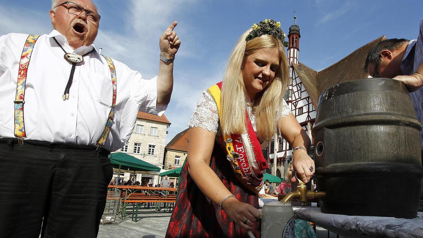 Bürgermeister Franz Streit und Bierkönigin Carina II. eröffneten das 36. Forchheimer Altstadtfest. Hinter dem Fass der Brauerei Eichhorn sorgt Alexander Kursawe vom Veranstalter, der Werbegemeinschaft, dass die Krüge parat stehen.