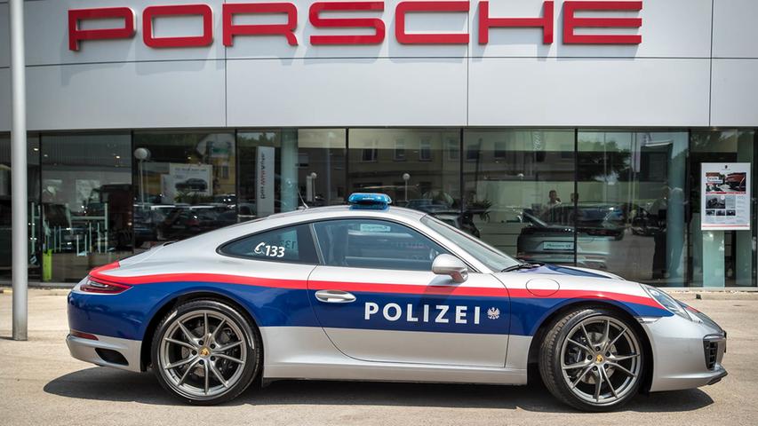PS-Monster: Hier verwandelt sich ein Porsche in einen Polizei-Flitzer 
