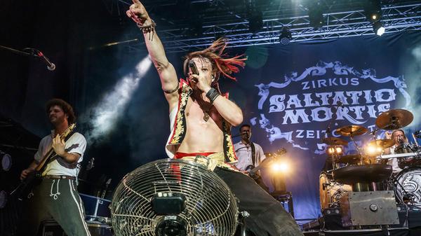 Ihr Bandmotto "Wer tanzt, stirbt nicht" nehmen sich die Jungs von Saltatio Mortis bei ihren Auftritten definitiv zu Herzen. Die Karlsruher spielen Mittelalter-Rock und bringen dafür so allerhand Instrumente auf die Bühne.