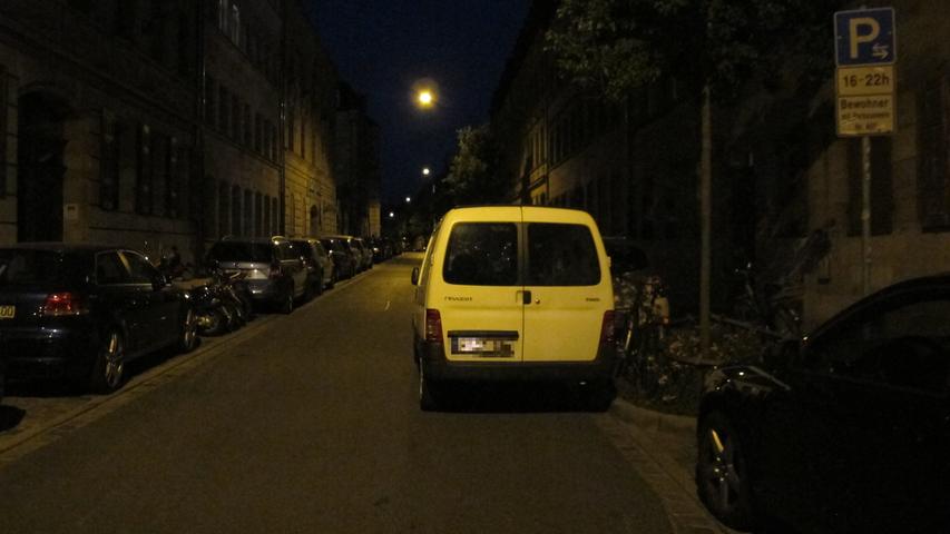 Nicht nur zugeparkt Kurven sind ein Problem, sondern auch Autos, die wie hier in der Pfisterstraße neben Baumscheiben abgestellt werden und die Straße verengen, wie wenn Autos in zweiter Reihe parken.