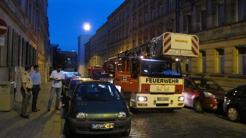 Bei einem Brand in der Pfisterstraße hatte es wenige Tage vorher ähnliche Probleme gegeben. Nach den beiden Vorfällen entschloss sich die Feuerwehr, mit der Testfahrt auf das Problem aufmerksam zu machen.