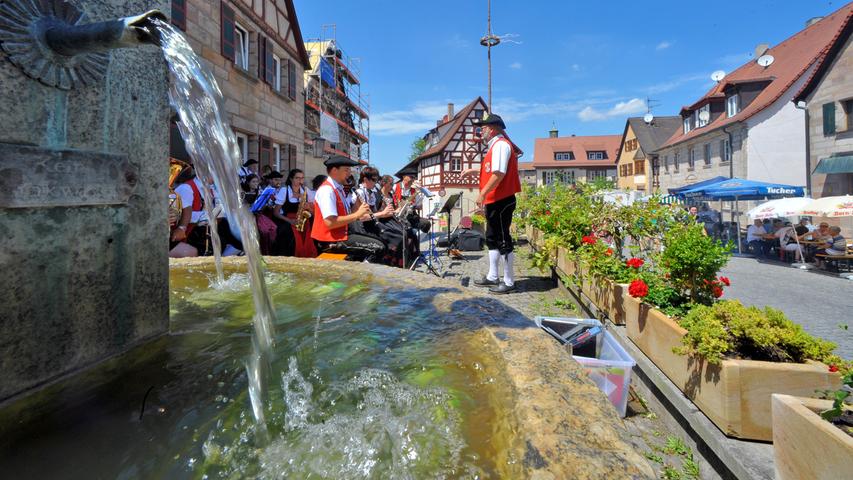  Museum bei Kaiserwetter eröffnet: Bürgerfest auf der Cadolzburg