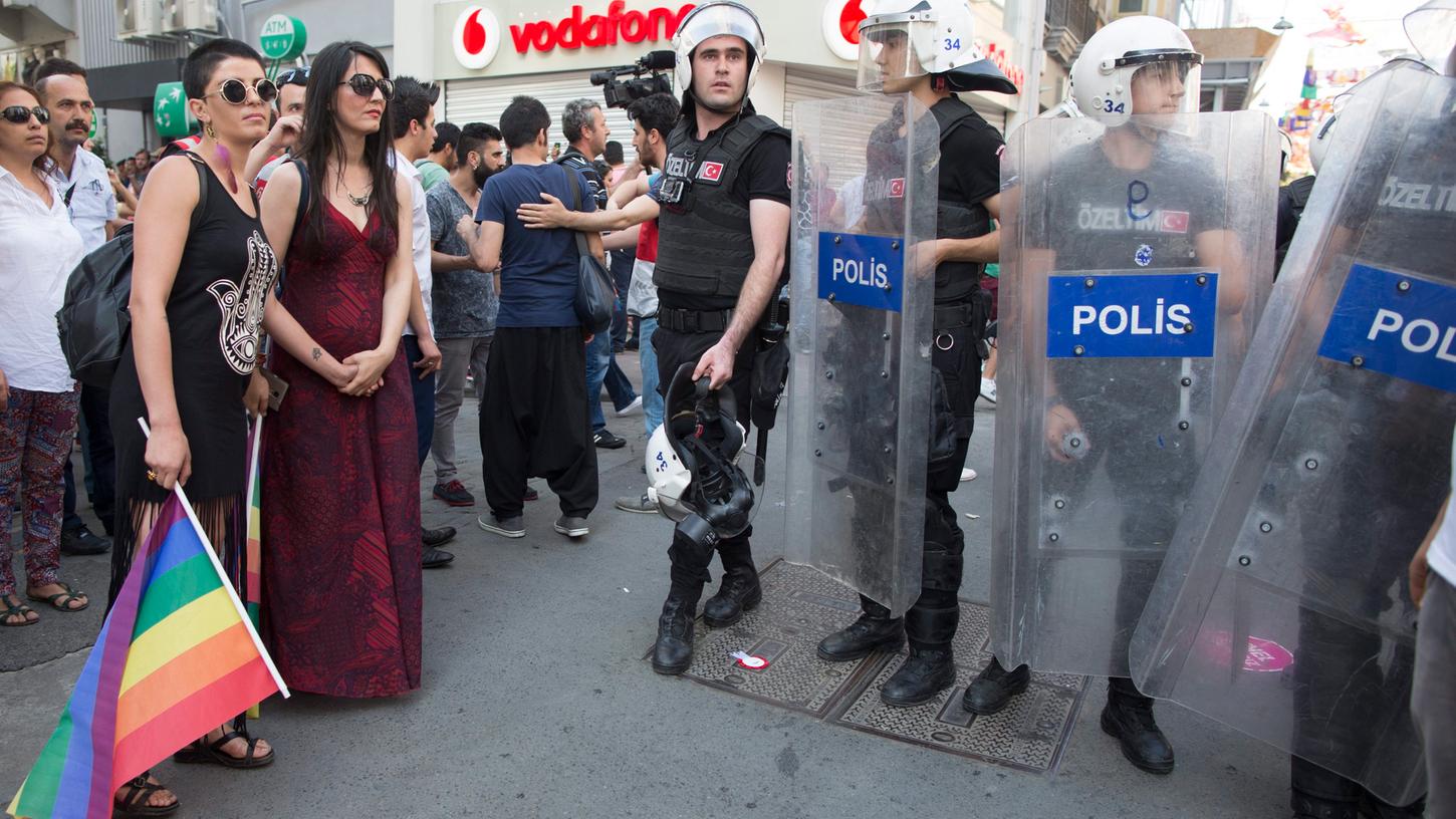 Teilnehmer der Gay Pride Parade in Istanbul stehen am Polizisten gegenüber.(Archivbild).