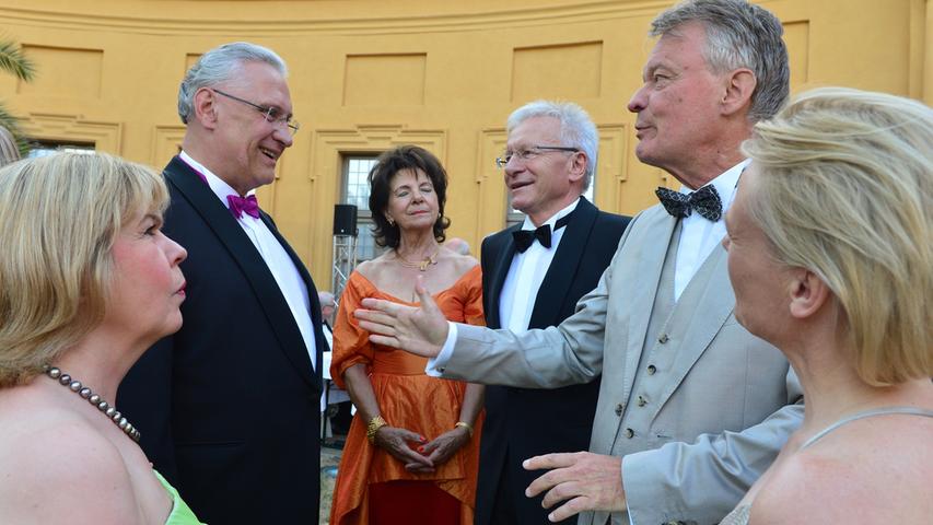 Plausch vor der Orangerie. Mit von der Partie: der ehemalige FAU-Präsident Karl-Dieter Grüske mit Ehefrau Ingrid (im Hintergrund).