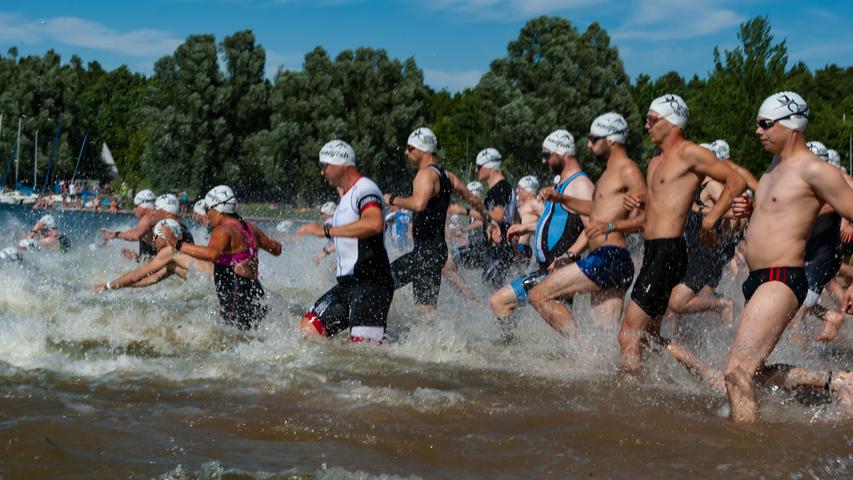 Der Start der weißen Mützen: Junioren, Jugend A und Sprinter (Volksdistanz) gehen am Rothsee gemeinsam ins Wasser.