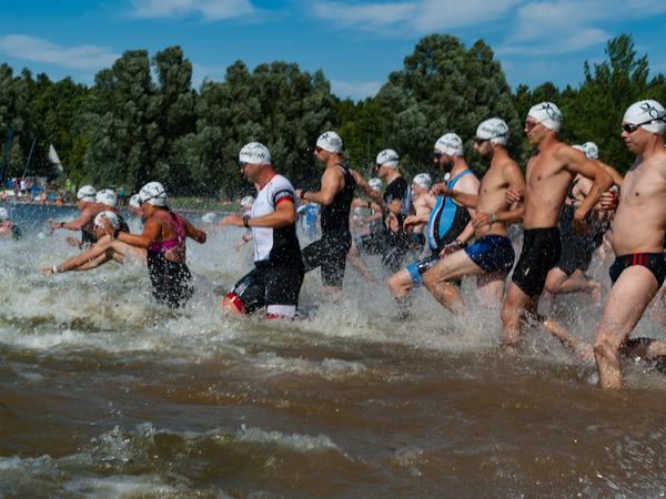Jugend A, Junioren und die Teilnehmer über die Volksdistanz sprinten gemeinsam ins Wasser. Das größte Teilnehmerfeld beim Rothsee-Triathlon.