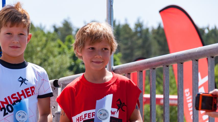 Max Franz hat das TSG- schon mit dem Helfertrikot getauscht. Viele Mitglieder der TSG-Familie starten beim Rothsee-Triathlon und packen an den zwei Tagen mit an.