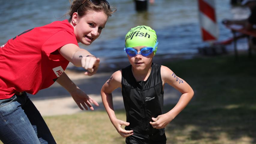Nicht nur den Jüngsten zeigen die Helfer gerne den Weg. Um 1000 Freiwillige sind beim Rothsee-Triathlon im Einsatz.