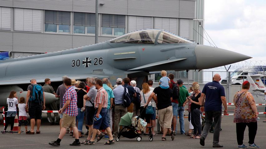 Nürnberger Flughafenfest: Eurofighter, Fallschirme und ein Höhenflug