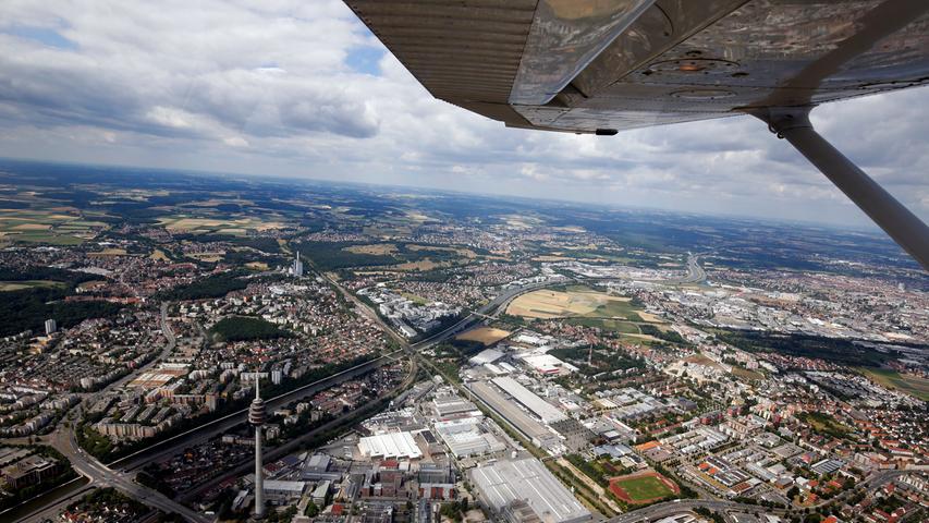 Nürnberger Flughafenfest: Eurofighter, Fallschirme und ein Höhenflug