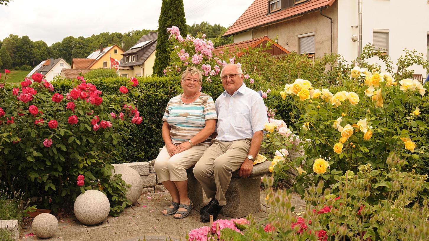 Konrad und Reta Sponsel am Tag der offenen Gartentür in ihrem malerischen "Rosengarten" in Engelhardsberg.