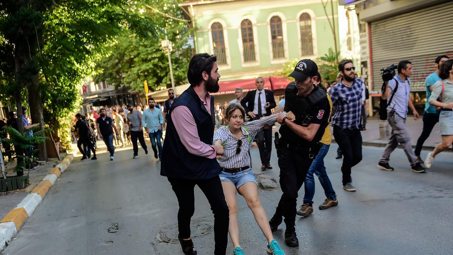 Die türkische Polizei geht gegen Demonstranten des Gay Pride in Istanbul vor. Zuvor hatte der Provinzgouverneur die Gay-Pride-Parade verboten.
