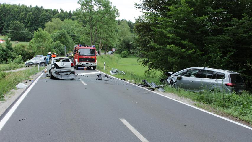  Frontalkollision: Zwei Verletzte nach schwerem Unfall bei Hiltpoltstein