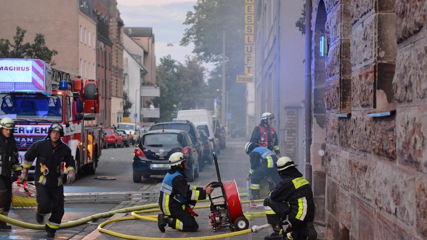 Feuer in Muggenhof: Gegenstände in Hausdurchgang brannten