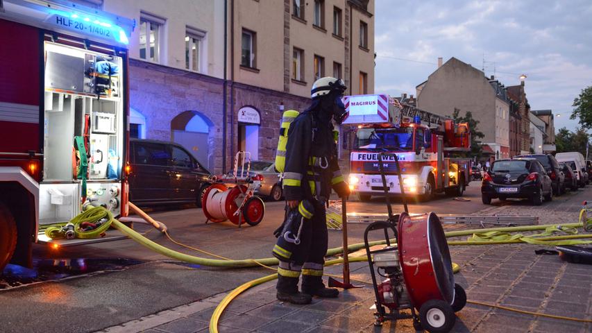 Feuer in Muggenhof: Gegenstände in Hausdurchgang brannten