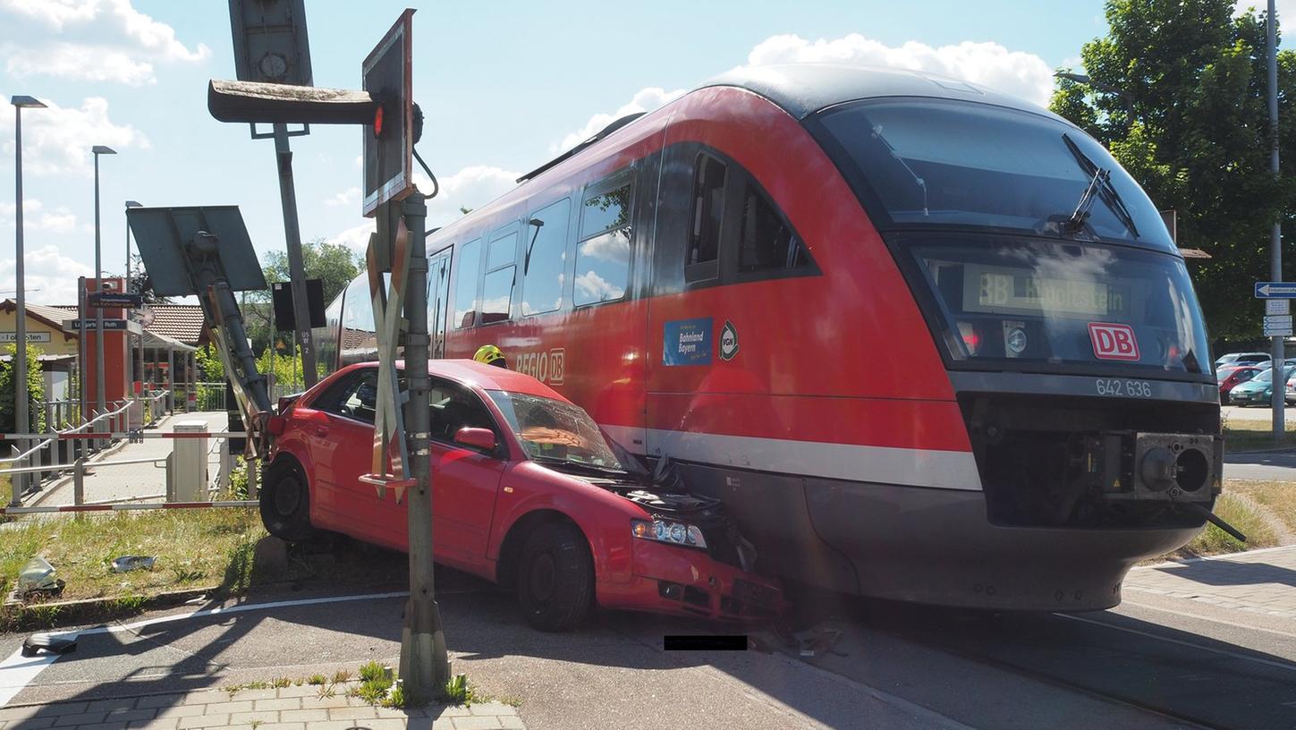 Am Haltepunkt Roth-Lohgarten ist am Montagmorgen ein Auto mit der Gredl-Regionalbahn zusammengestoßen. Der Fahrer des Audis wurde schwer verletzt.