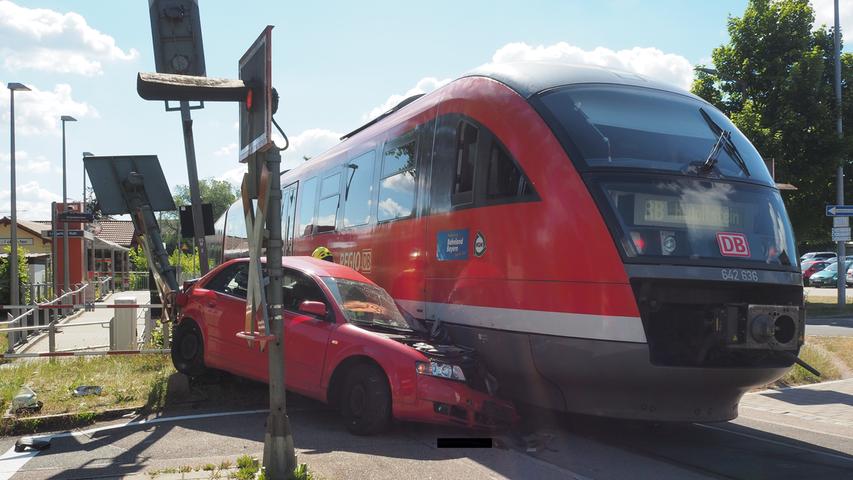 Auto stößt in Roth mit Zug zusammen