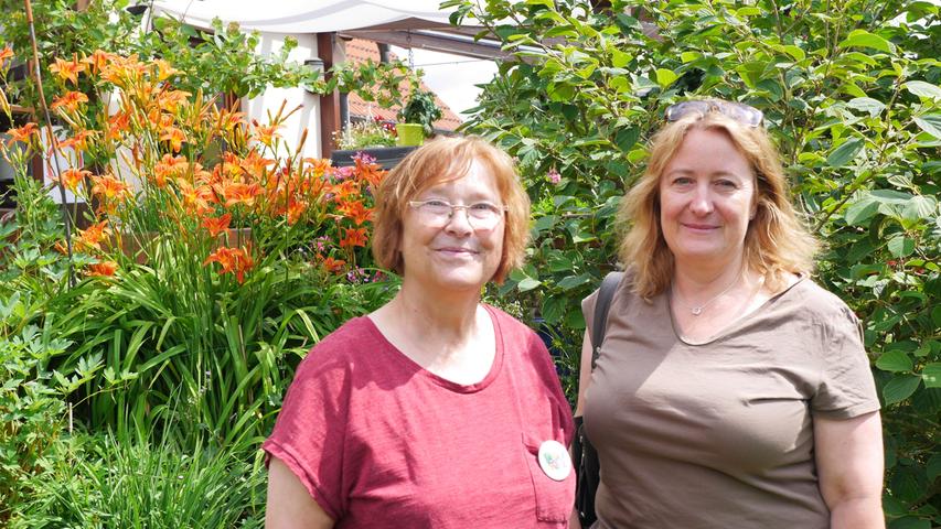 Auch ein kleiner Hausgarten kann unerhörte Vielfalt bieten, befand Kreisfachberaterin Carola Simm, hier mit Hannelore Krogoll.