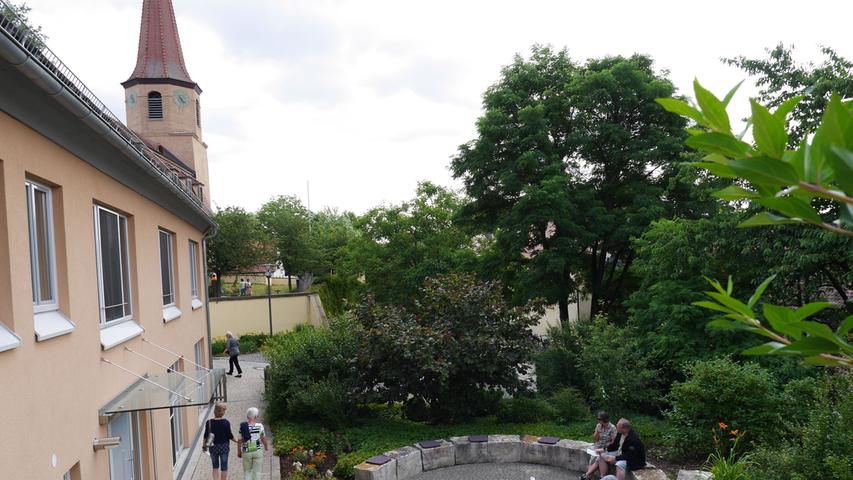 Als Treffpunkt und Gemeinschaftsgarten ist der Garten der Kirchengemeinde Pfofeld gestaltet.