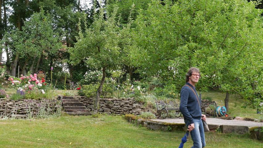 So macht der Tag der offenen Gartentür Spaß: Flanieren im schön gestalteten Garten mit altem Obstbaumbestand der Familie Vogel.