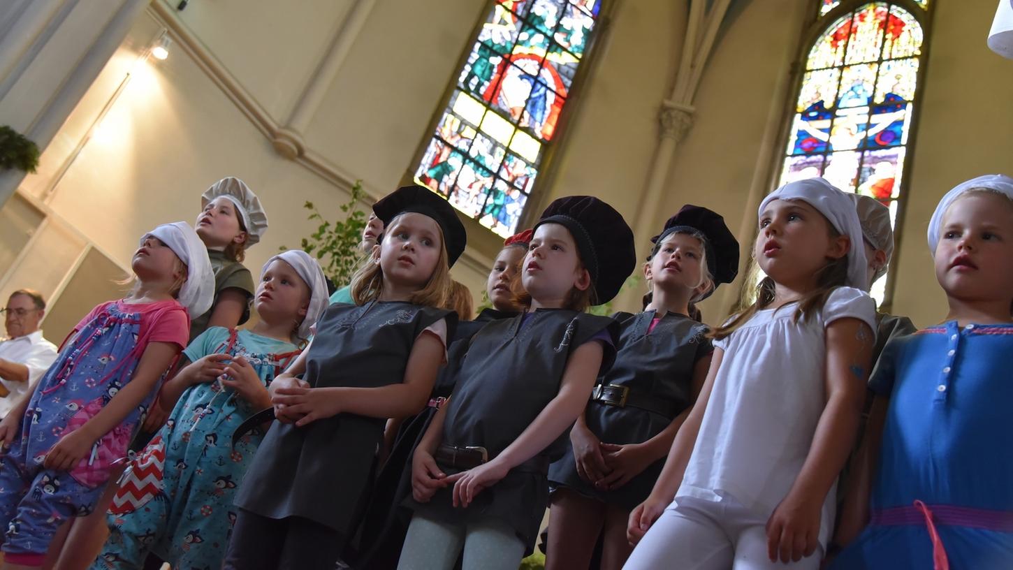 Die Sänger der Kinderkantorei St. Johannis zeichneten stimmgewaltig die Abenteuer Martin Luthers nach.