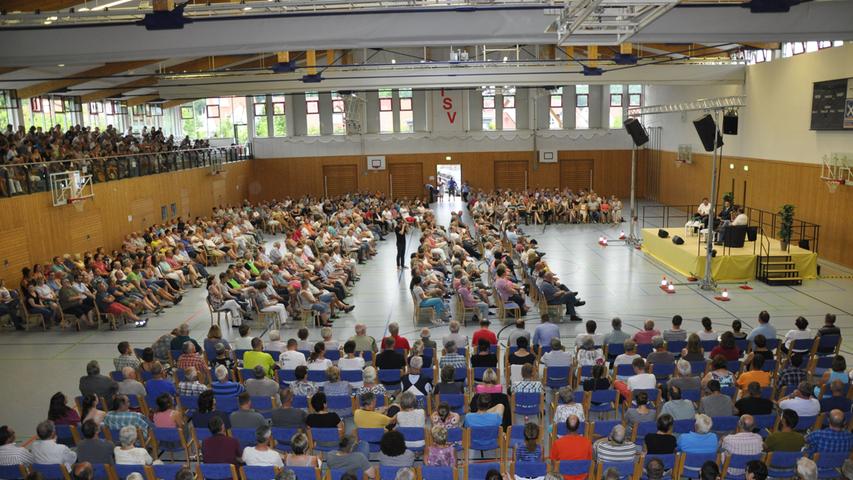 Die Rothseehalle in Allersberg war proppenvoll gefüllt: Rund 1100 Allersberger waren trotz der hochsommerlichen Temperaturen zum Diskussionsabend gekommen. Auch sie konnten ihre Fragen an die Kandidaten loswerden.