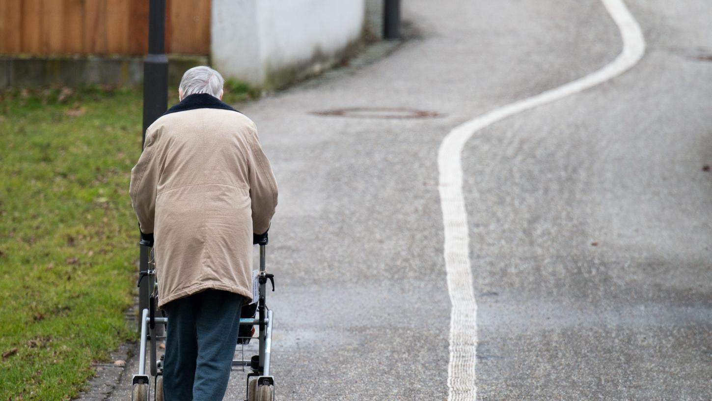 Immer mehr Senioren in Bayern leben unterhalb der Armutsgrenze. Das liegt vor allem an steigenden Mieten und hohen Lebenshaltungskosten.