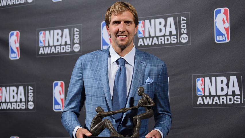 Auch wenn die Saison 2016/17 für Nowitzki eher durchwachsen lief - erst zum zweiten Mal seit 2001 verpassten seine Mavericks die Playoffs - gab es für den Würzburger Grund zu feiern: Bei den NBA-Awards wurde der Forward zum "Mitspieler des Jahres" gewählt - als erster Europäer überhaupt.