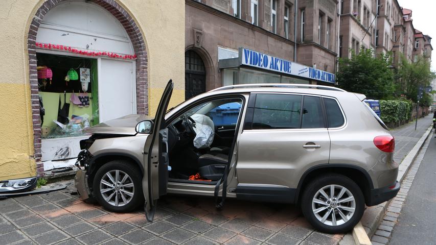 Kontrolle verloren: SUV kracht in St. Johannis in Schaufenster