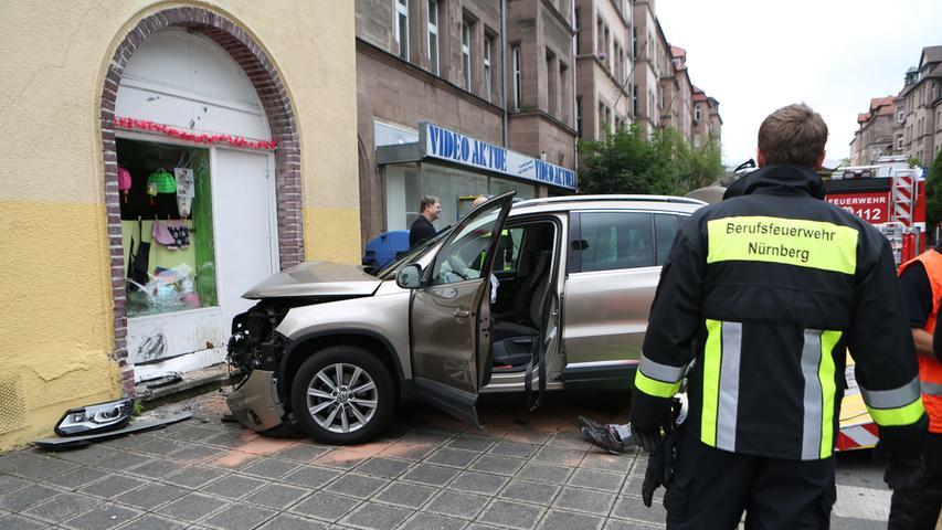 Kontrolle verloren: SUV kracht in St. Johannis in Schaufenster