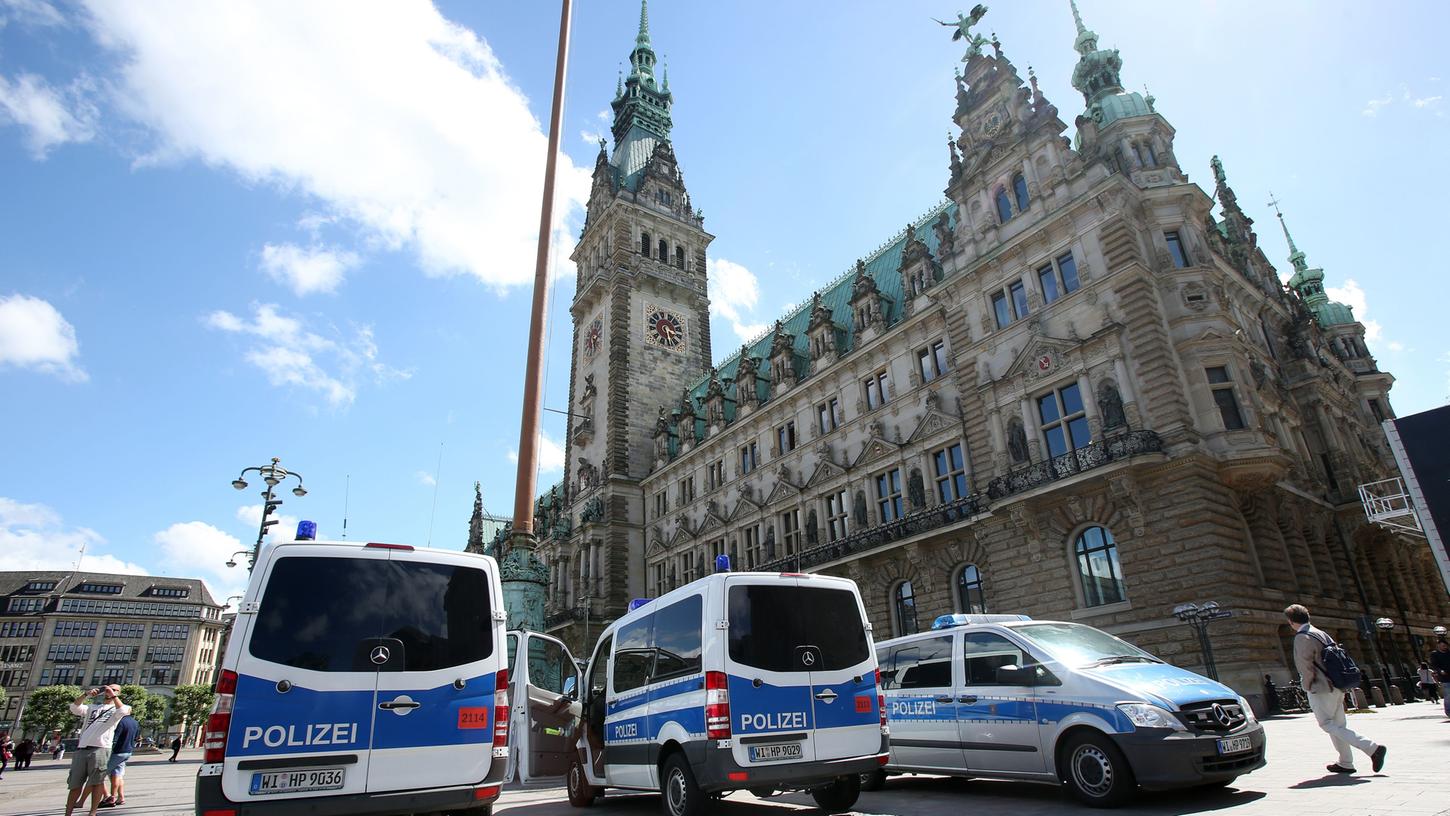Keine Beamten aus Hessen, sondern aus Berlin sollen sich nach Recherchen von Spiegel online vor dem G20-Gipfel in Hamburg daneben benommen haben. Die Einheit wurde jetzt heimgeschickt.