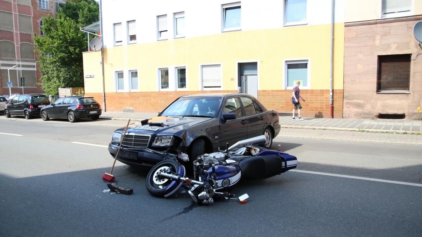 Der Mercedesfahrer erfasste den Biker mit der linken Seite seines Wagens.