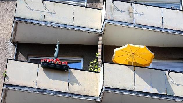 Auf dem Balkon kann es gemütlich sein - so lange man sich freiwillig dort aufhält. Eine 52-Jährige hat sich in Amberg laut Polizei kalte Füße geholt, weil sie ausgesperrt war.
Auf dem Balkon kann es gemütlich sein - so lange man sich freiwillig dort aufhält. Eine 52-Jährige hat sich in Amberg laut Polizei kalte Füße geholt, weil sie ausgesperrt war.