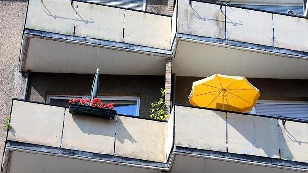 Auf dem Balkon kann es gemütlich sein - so lange man sich  freiwillig dort aufhält. Eine 52-Jährige hat sich in Amberg laut Polizei kalte Füße geholt, weil sie ausgesperrt war. 