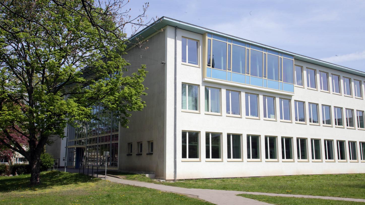Wohl gleich mehrfach wurde das Sigena-Gymnasium in Nürnberg Opfer von Sachbeschädigungen.