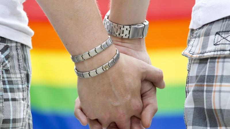 Homosexuelle Paare können laut Bundesinnenministerium schon jetzt beim Standesamt eine Eheschließung für die Zeit ab dem 1. Oktober anmelden.