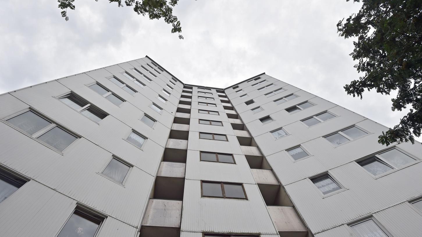 Die Bewohner dieses Hochhauses in Wuppertal mussten am Dienstagabend ihre Wohnungen verlassen. Die Fassadendämmung des Hauses ähnelt der des Londoner Grenfell Tower. In Nürnberg sind keine Probenahmen an Gebäudefassaden geplant.
