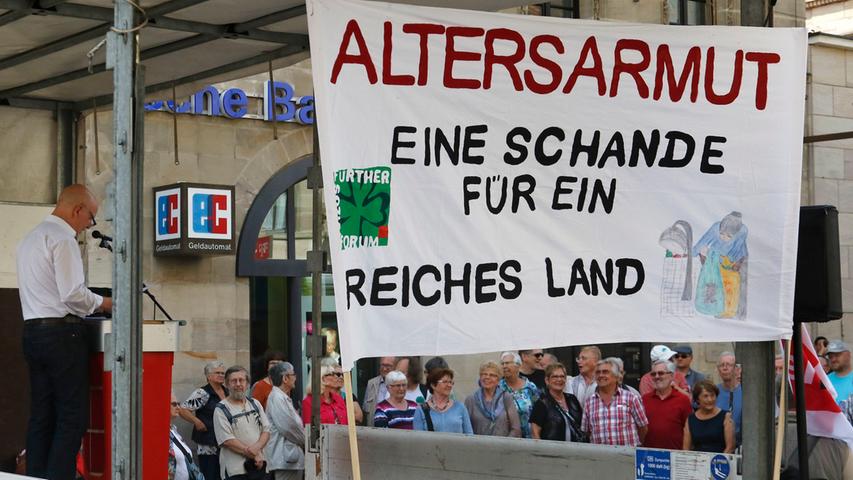 "Schande für ein reiches Land": Demonstration in Fürths Innenstadt gegen Altersarmut