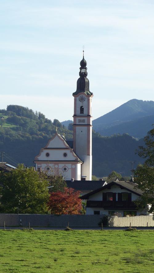 Jedes Städtchen und jedes Dorf im Chiemgau schmückt sich mit einem - oft barocken - Kirchturm. Die flachen Schwemmländer am Fuß der Berge eignen sich perfekt für Radtouren.