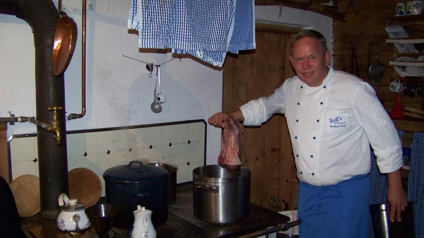 In der urgemütlichen Stube kocht Bernhard Wolf auf dem mit Holz geschürten Herd ein wunderbar zartes Tafelspitz.