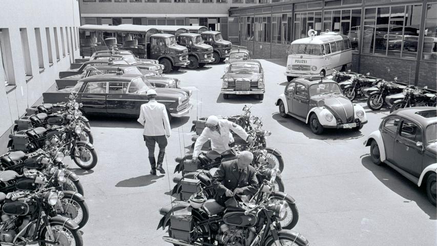 Die Sorgen der Gebrauchtwarenhändler kennt das Polizeipräsidium nicht: seine Autos gehen weg wie warme Semmeln, für gebrauchte "Rudolphs" finden sich viele schnellentschlossene Käufer.  Hier geht es zum Kalenderblatt vom 1. Juli 1967: Jagd auf Polizeiautos