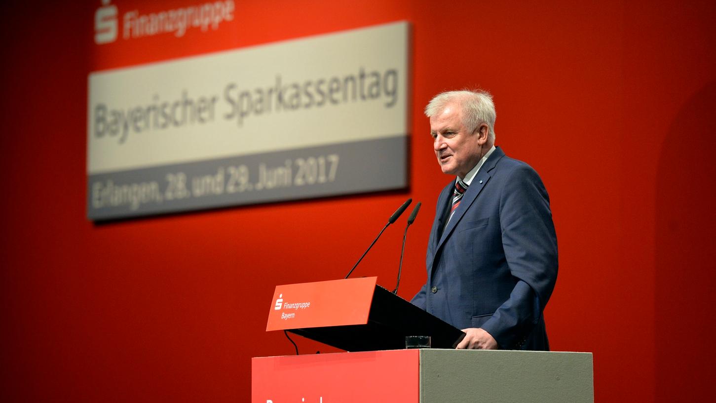CSU-Chef Horst Seehofer verteidigte das europäische Drei-Säulen-Modell aus Privatbanken, Sparbanken und Genossenschaftsbanken und will die bayerischen Sparkassen vor den EU-Regulierungen schützen.