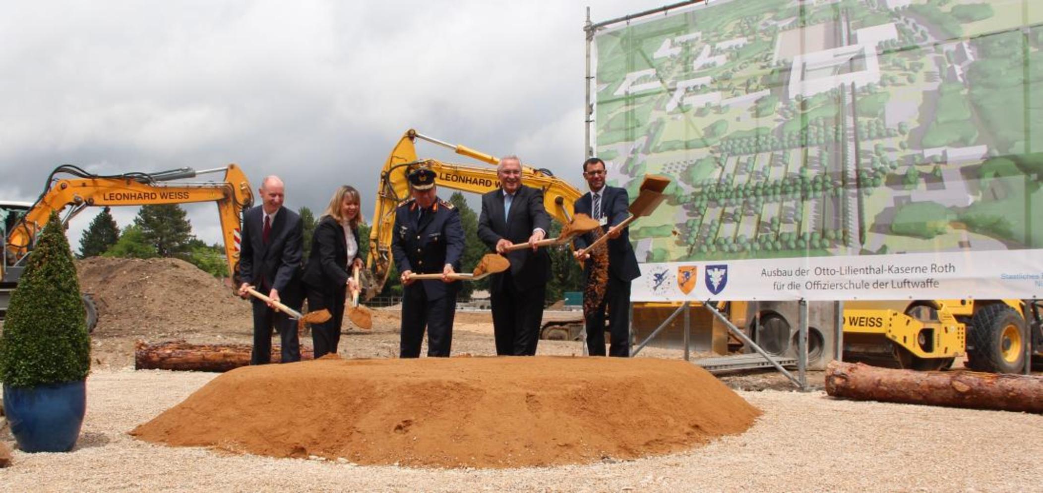 Innenminister Joachim Herrmann (Zweiter von rechts) und Ex-Bürgermeister Ralph Edelhäußer (rechts) schippen für den Neubau der Offiziersschule. 2021 sollte sie eigentlich in Betrieb genommen werden.