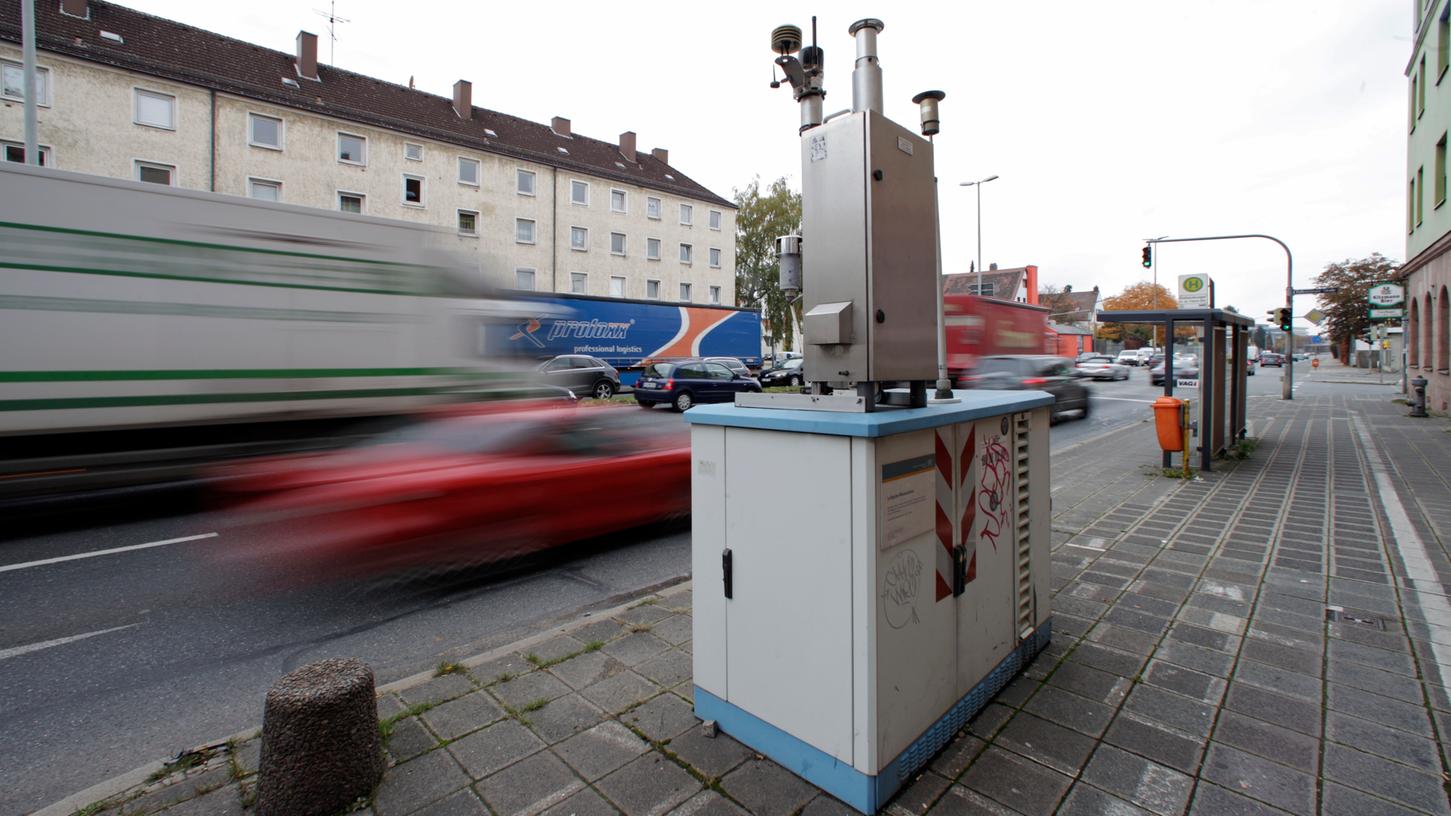 Die Schadstoffkonzentration in der Luft wird an Messstationen wie hier in der Nürnberger Von-der-Tann-Straße gemessen. In Nürnberg wurden im vergangenen Jahr mehrere Grenzwerte überschritten.