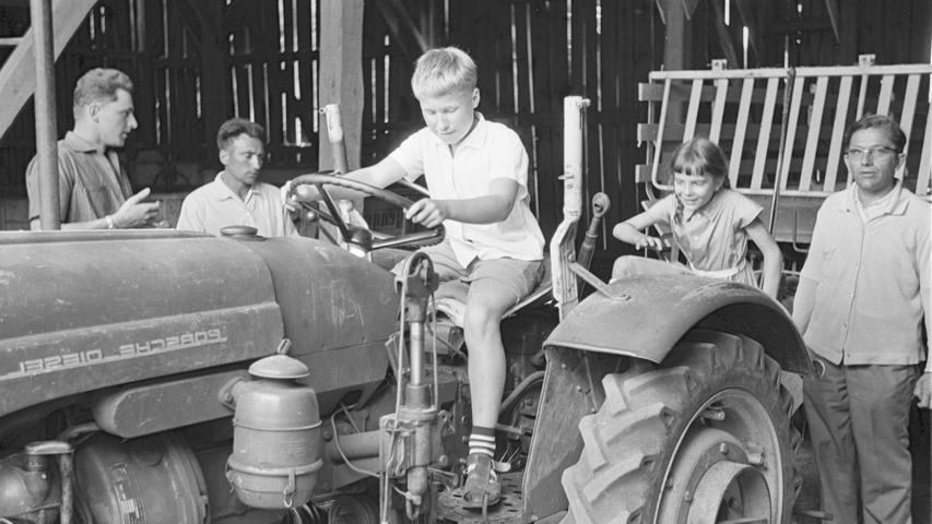 750 Großstädter kamen zum "Tag der offenen Tür" auf das flache Land. Für die Kinder war es Ehrensache, den traktorfahrenden Landwirt zu mimen und Gas zu geben.  Hier geht es zum Kalenderblatt vom 3. Juli 1967: Bauernhöfe gestürmt