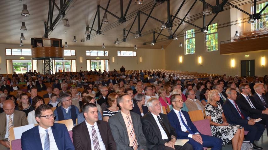 Viele Gäste freuten sich mit den Abiturienten des Simon-Marius-Gymnasiums Gunzenhausen, die in der Zionshalle der Hensoltshöhe ihre Reifezeugnisse erhielten.
